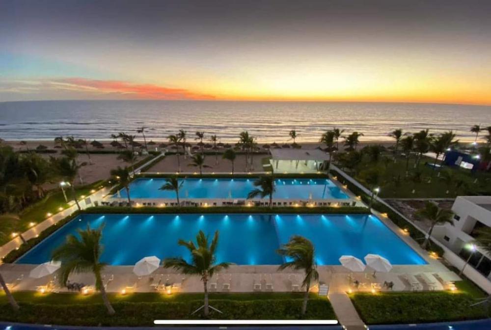 2 bedroom beachfront condo in Peninsula